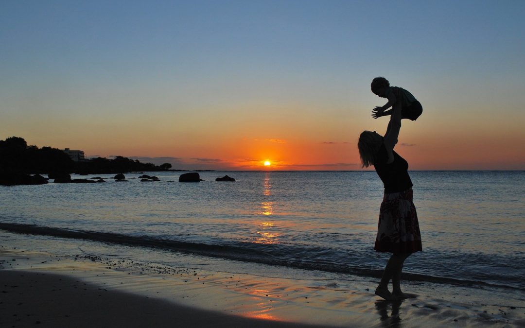 moeder-met-kind-zonsondergang-strand